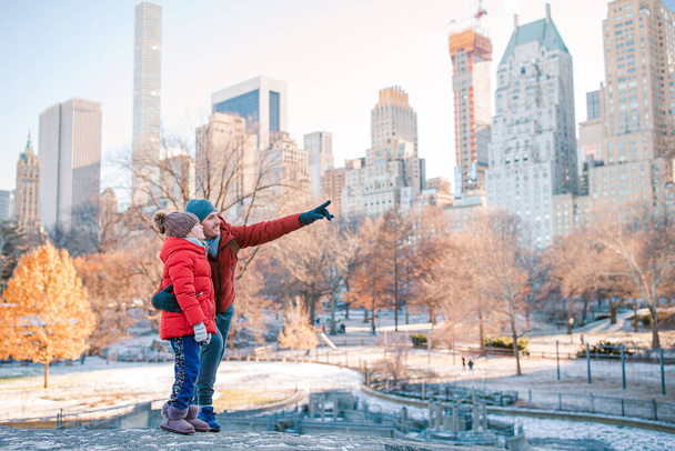 Família de pai e filho no Central Park durante suas férias em Nova York - Foto, Imagem