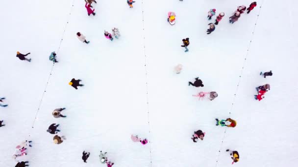 Vue du dessus des gens patinant sur une grande patinoire en plein air un jour d'hiver. - Séquence, vidéo