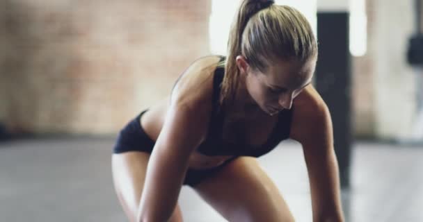 Stärke kommt von innen. 4k-Video einer attraktiven jungen Frau, die im Fitnessstudio Eisen pumpt. - Filmmaterial, Video