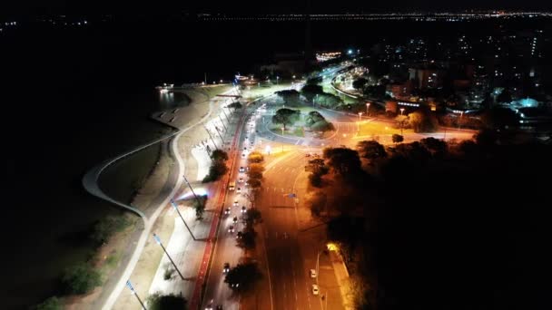 Porto Alegre éjszakai tájképe Brazíliáról. A brazil város látképét. Épületek Porto Alegre belvárosában Rio Grande do Sul Brazília. - Felvétel, videó