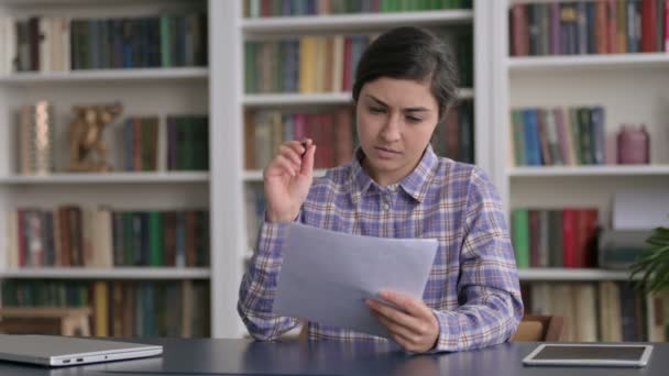 インド人女性がオフィスで文書を読みながら動揺 - 映像、動画
