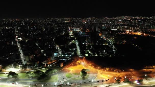 Porto Alegre Brezilya şehir merkezinin gece manzarası. Rio Grande do Sul Eyaleti. Şehrin turizm simgesi olan şehir manzarası. Tarihi merkez. - Video, Çekim