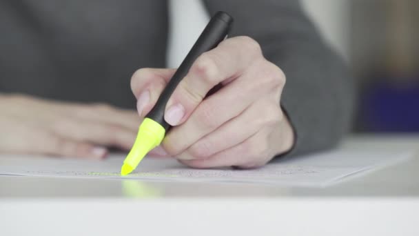 Marcando um texto importante em uma nota com um marcador amarelo - Filmagem, Vídeo