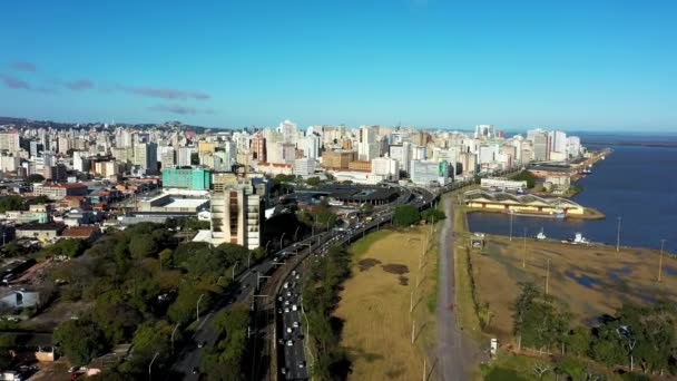 Porto Alegre Brazilië. Braziliaanse stad skyline mijlpaal. Gebouwen in het centrum van de stad Porto Alegre staat Rio Grande do Sul Brazilië. - Video