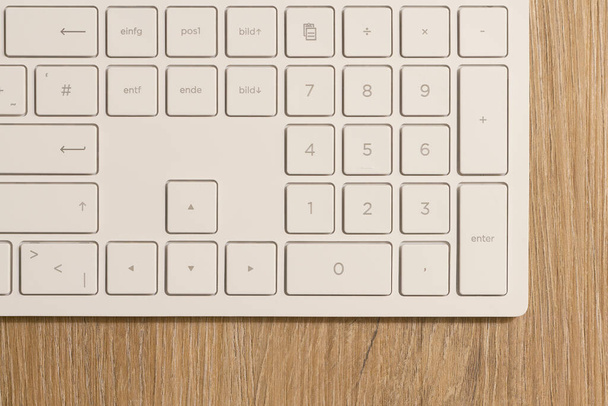 Toetsenbord van een computer op een bureau op kantoor                                - Foto, afbeelding