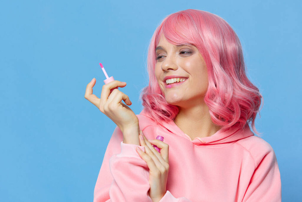 femme lèvres brillant maquillage cheveux roses fond isolé - Photo, image