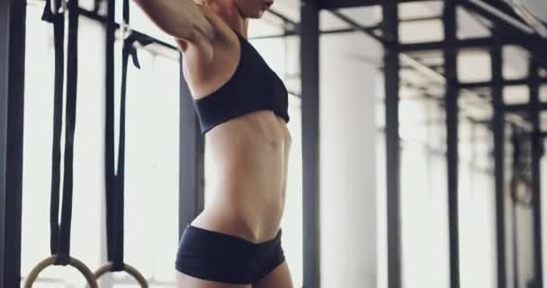 A fejlődése mindenki számára nyilvánvaló. 4k videó egy vonzó fiatal nő hajlító edzés után a tornateremben. - Felvétel, videó