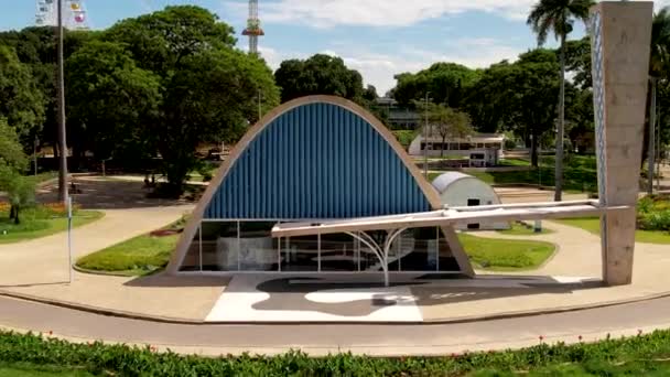 Belo Horizonte Minas Gerais Brezilya şehir merkezindeki eğlence parkı yakınlarındaki Pampulha Gölü ve spor merkezi stadyumunun Metropolis hava manzarası. Şehrin simgesi.. - Video, Çekim
