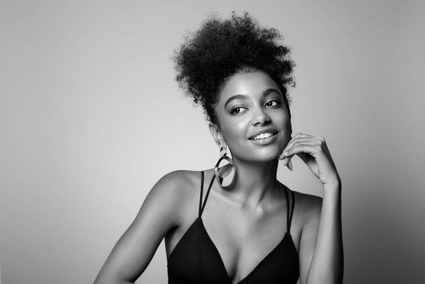 Retrato de belleza de una chica afroamericana con cabello afro. Hermosa mujer negra. Cosméticos, maquillaje y moda - Foto, Imagen