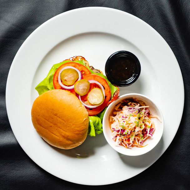 burger with salad and sauce - Foto, imagen