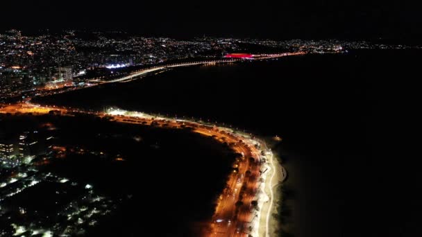 Porto Alegre Brezilya şehir merkezinin gece manzarası. Rio Grande do Sul Eyaleti. Şehrin turizm simgesi olan şehir manzarası. Tarihi merkez. - Video, Çekim