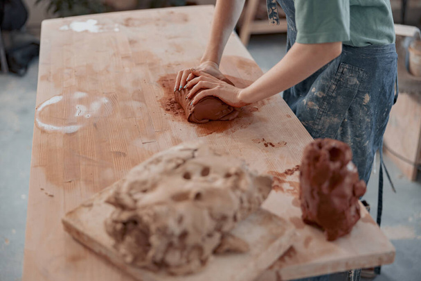 Fotografie procesu vytváření keramiky rukama v dílně - Fotografie, Obrázek