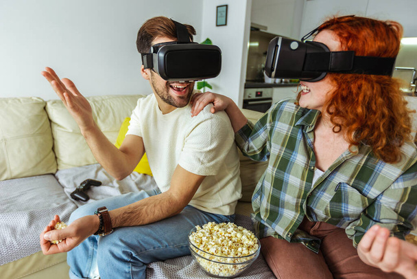 Virtuelle Reise. Paar in Freizeitkleidung trägt Virtual-Reality-Brille, die über die VR-Kamera beobachtet und gezeigt wird - Foto, Bild