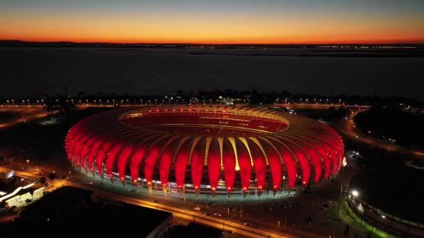 ポルト・アレグレ・ブラジルのダウンタウンにあるスポーツセンタースタジアムで日没。リオ・グランデ・ド・スル州。都市の観光のランドマークの街。歴史的中心部. - 映像、動画