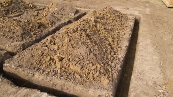 Excavado trinchera para la construcción de obras de nueva casa cimentación de hormigón en el sitio de construcción - Metraje, vídeo