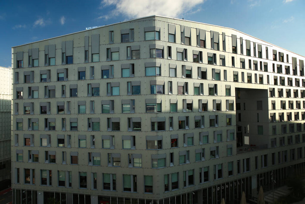 Oslo, Norwegia - 16 lipca 2021: Budynki w rejonie Barcode Projekt w Oslo w centrum miasta. Nowoczesne biurowce biurowe projektu Barcode w dzielnicy Bjorvika rano. - Zdjęcie, obraz