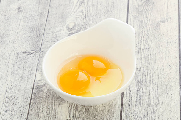 Αυγό κοτόπουλου στο μπολ για το μαγείρεμα - Φωτογραφία, εικόνα