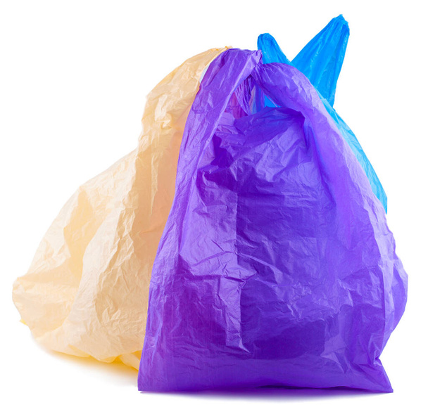 Τρεις πλαστικές σακούλες, κενές αγορές σε λευκό φόντο. Το αντικείμενο απομονώνεται σε λευκό φόντο. Οι πλαστικές σακούλες προκαλούν σοβαρά περιβαλλοντικά προβλήματα - Φωτογραφία, εικόνα