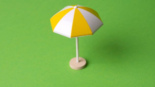 miniaturní barevný plážový deštník, izolovaný - Fotografie, Obrázek