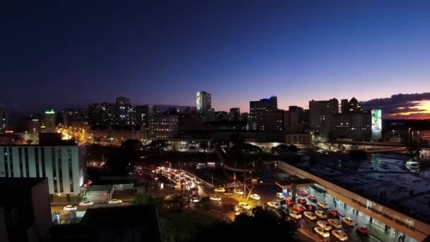 Naplemente a belvárosban. 4K felbontású időeltolódás a város és a közlekedési táj között. Porto Alegre Rio Grande do Sul Brazília. - Felvétel, videó