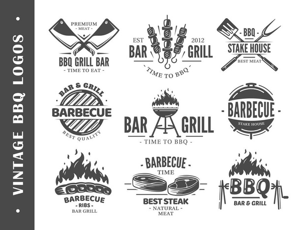 Vintage Barbecue Grill Etiketten isoliert auf weißem Hintergrund. Set von BBQ Logo Vorlagen für Design. Vektorillustrationen - Vektor, Bild