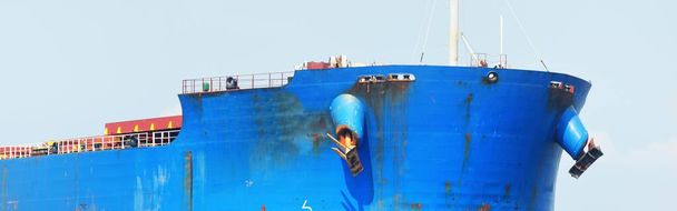 Grande graneleiro azul (navio) navegando no mar Báltico para o porto de Riga, Letónia. Uma vista do iate. Carga geral. Comunicações globais, logística, indústria, transporte de mercadorias - Foto, Imagem
