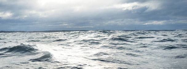 Mar do Norte sob as nuvens escuras após a tempestade. Uma vista do veleiro. Céu tempestuoso dramático. Paisagem de nuvens épica. Noruega. Ciclone no inverno. Ecologia, conceitos de aquecimento global - Foto, Imagem