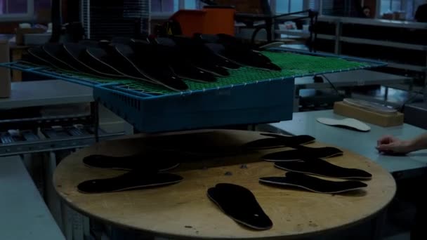 výroba stélek na obuv, zařízení pro ohřev stélek bot - Záběry, video