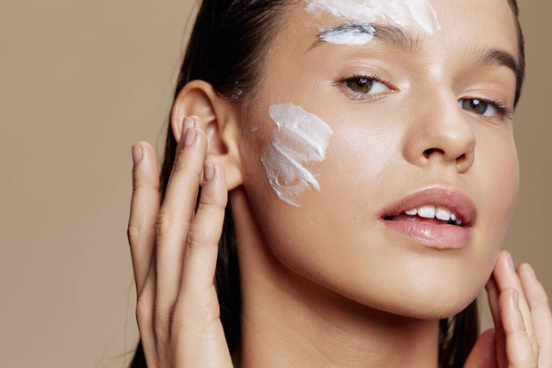 hermosa mujer mascarilla crema piel limpia exfoliación facial maquillaje de cerca - Foto, Imagen