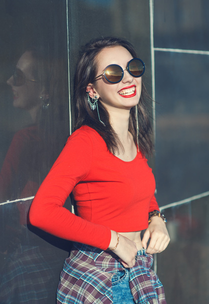 Joyeux jeune belle fille avec des lunettes de soleil
 - Photo, image