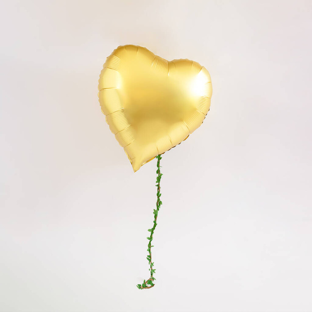 Сердечный шар в воздухе с спускающейся из него виноградной лозой. Идея Валентина. Любовный эстетический дизайн - Фото, изображение