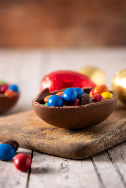 Chocolate colorido ovos de Páscoa na mesa de madeira - Foto, Imagem