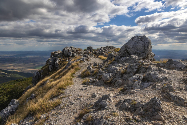 Skały na szczycie zwanym Orlim Gniazdem na przełęczy Shipka, Bałkany w Bułgarii - Zdjęcie, obraz