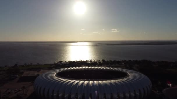 Porto Alegre Brezilya şehir merkezindeki spor merkezi stadyumunda gün batımı. Rio Grande do Sul Eyaleti. Şehrin turizm simgesi olan şehir manzarası. Tarihi merkez. - Video, Çekim