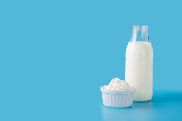 Milchkefir-Getränk auf blauem Hintergrund. Flüssiges und fermentiertes Milchprodukt auf blauem Hintergrund - Foto, Bild