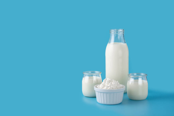 Napój z kefirem mlecznym na niebieskim tle.Płynny i fermentowany produkt mleczny na niebieskim tle - Zdjęcie, obraz