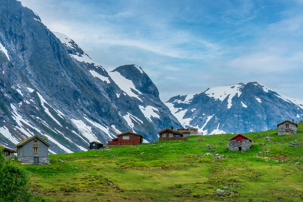 STRYN, NORWAY - 2020 JUNE 21. Spectacular mountain scenery with many smal norwegian huts. - Foto, Bild