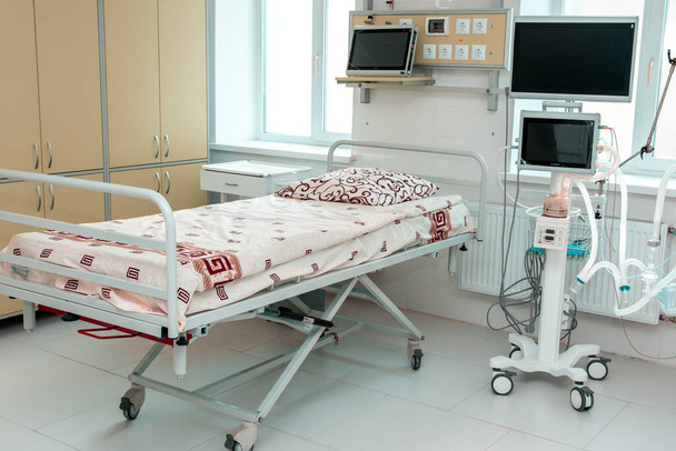 Bed in the intensive care unit and equipment in a modern hospital. - Zdjęcie, obraz