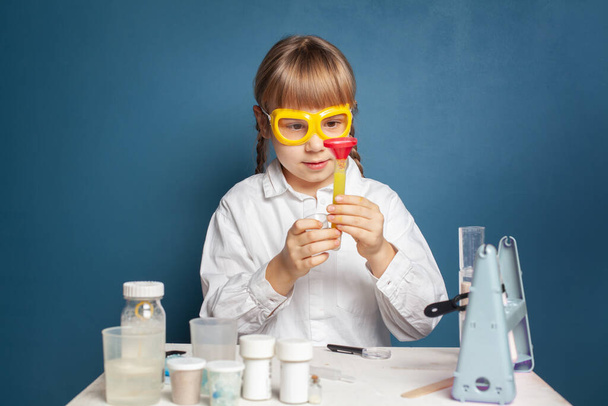Pieni lapsi tyttö hauskaa tehdessään tieteen kokeita - Valokuva, kuva
