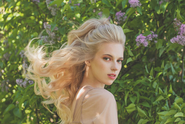 Porträt der schönen jungen blonden Frau mit langen welligen Haaren im Freien - Foto, Bild