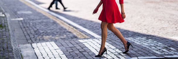 belle gambe ragazza mentre attraversano la strada sul marciapiede - Foto, immagini