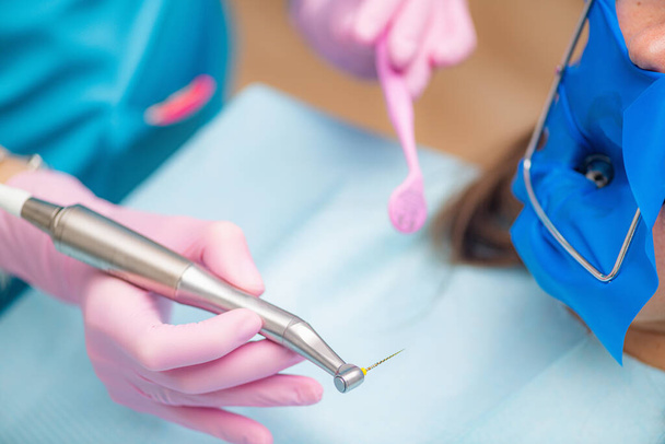 Tratamento do canal radicular. Um endodontista preparando o paciente para o tratamento do canal radicular. - Foto, Imagem
