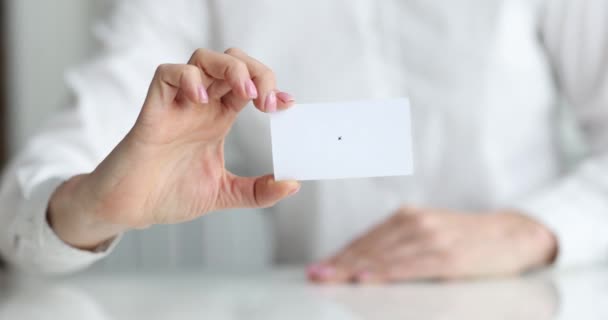 Fehér névjegykártya az üzletember kezében közelkép - Felvétel, videó