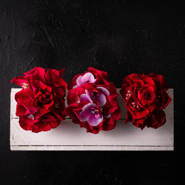 karkötők Valentin-napra, virágokból. sötét háttér - Fotó, kép