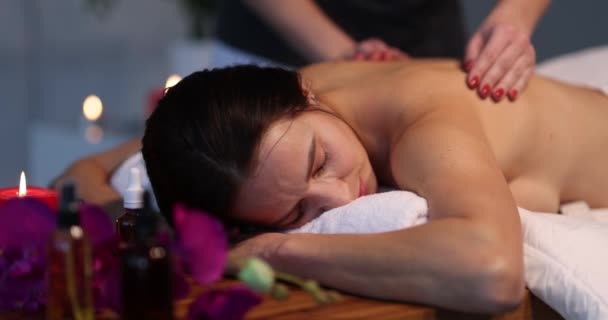 Masseurin macht massage bis frau im spa nahaufnahme - Filmmaterial, Video