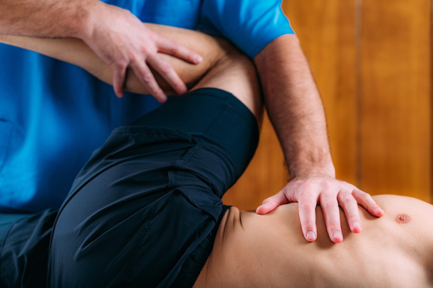 Discus Hernia manuele massage behandeling. Fysiotherapeut masseren onderrug. - Foto, afbeelding