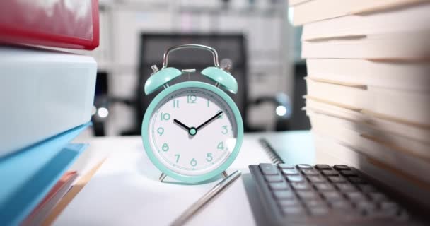 Reloj despertador para diez relojes en el escritorio con muchos documentos de primer plano - Imágenes, Vídeo