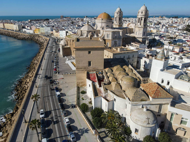 Drone uitzicht op de stad Cadiz op Spanje - Foto, afbeelding