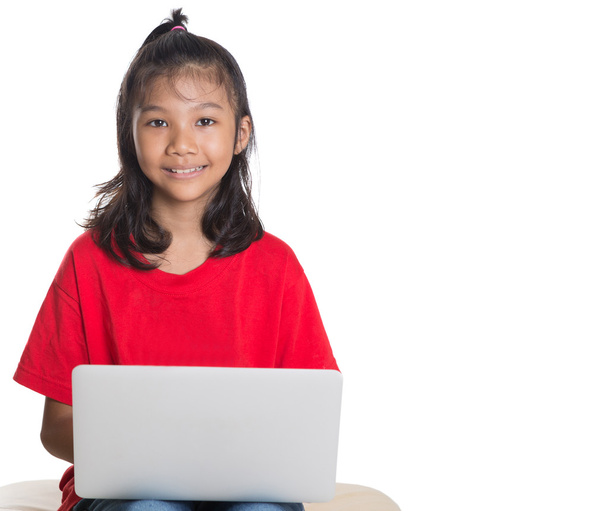 młoda dziewczyna Azji z laptopa - Zdjęcie, obraz