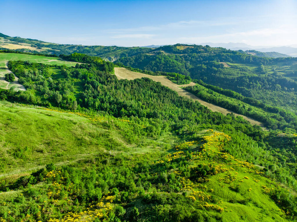 Pintorescas vistas aéreas de verdes campos y colinas que rodean el microestado de San Marino. Viajando a través de la hermosa región Emilia-Romaña de Italia. - Foto, Imagen